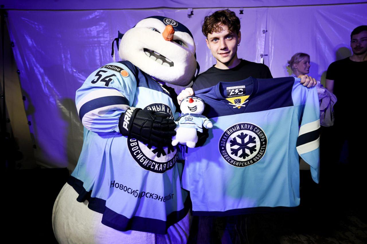 Фото Крики фанатов, тысячи зрителей и Ваня Дмитриенко. День Болельщика в Новосибирске – яркие кадры 9